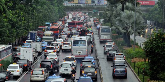 Terapkan ganjil genap, mobil di lampu merah diketok 