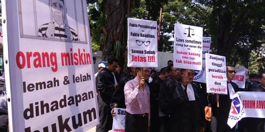 Ratusan advokat demo, minta dua rekannya dibebaskan