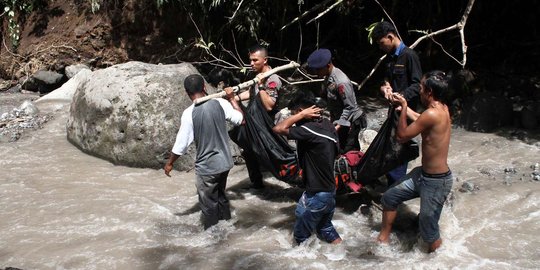 Dramatisnya evakuasi jasad korban banjir Air Terjun Dua Warna