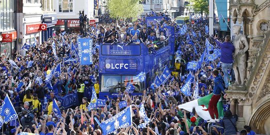 Pawai trofi Liga Inggris, Leicester membiru