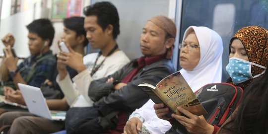 KRL Jabodetabek manjakan penumpangnya dengan buku bacaan gratis