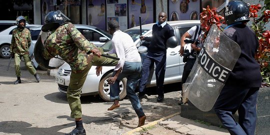 Keberingasan kepolisian Kenya hajar demonstran tanpa ampun