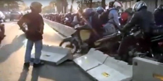 Hindari razia, pemotor ramai-ramai jebol separator busway