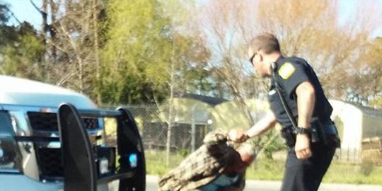 polisi ini beri gelandangan sepasang sepatu baru rev3