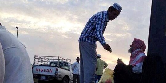 ini rela berikan mantelnya buat lelaki tua kedinginan rev3