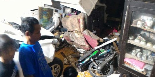 Mobil Avanza oleng di tikungan tabrak 8 motor, 4 tewas