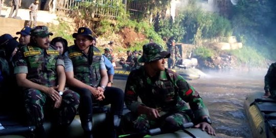 Ahok dan Prajurit TNI AD susuri Kali Ciliwung