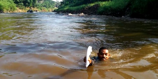 Demi sampaikan undangan buat Ahok, seorang pria terjun ke Ciliwung