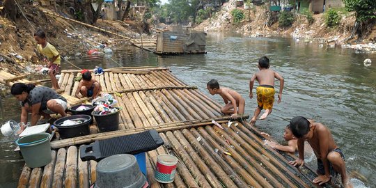 Ahok: Mana ada nenek moyang bikin rumah di bantaran sungai