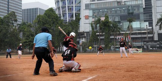 Perlengkapan apa saja yang biasanya dipakai main softball?