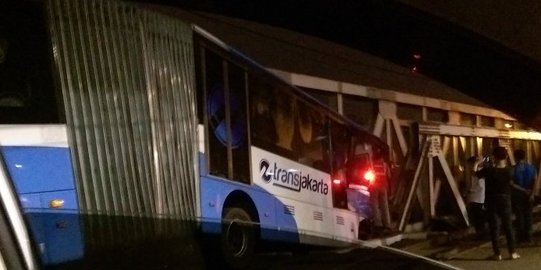 Bus Transjakarta terlibat kecelakaan dengan kereta di Mangga Dua