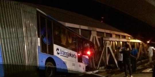 Kecelakaan Transjakarta dan kereta terjadi usai bus keluar pool