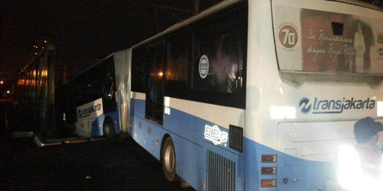 Kereta tabrak Transjakarta karena palang pintu telat ditutup