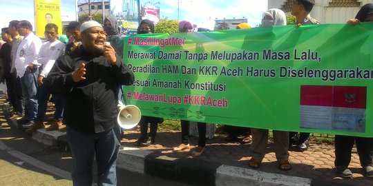 Belasan eks aktivis 1998 demo memperingati darurat militer di Aceh