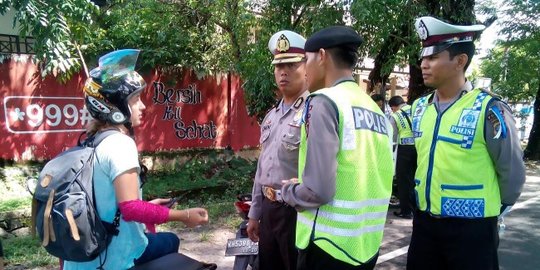 Tak punya SIM dan STNK, bule cantik di Kalteng ditangani 3 polisi