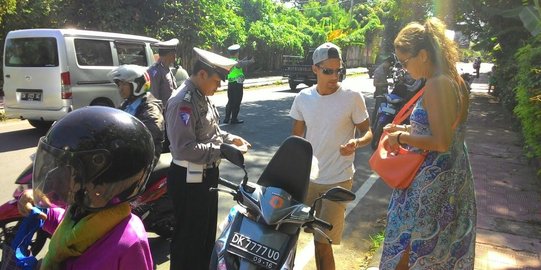 Tak pakai helm, turis asing terjaring razia polisi di Buleleng