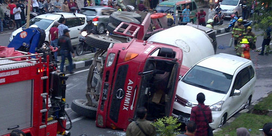 Truk molen di Dago Bandung terguling menimpa dua mobil