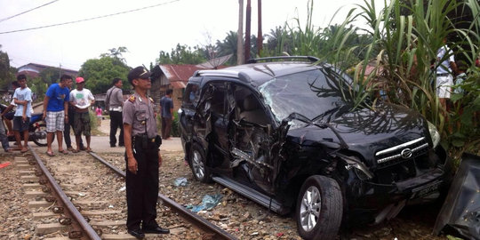 Menyalakan musik dengan keras, mobil di Sumut tertabrak kereta api