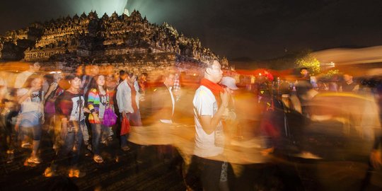 Para biksu gelar doa matahari terbit di Borobudur