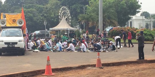 Demo Kebangkitan Nasional, mahasiswa Salat Jumat di depan Istana