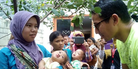 Blusukan ke Sawah Besar, Sandiaga Uno disoraki ibu-ibu dan anak-anak