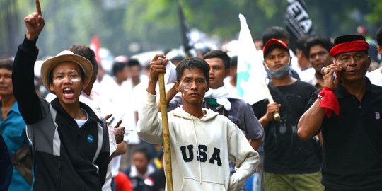 Massa anti-Ahok rusuh di KPK, polisi ada yang terluka