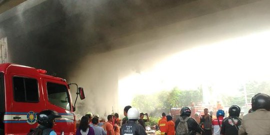 Ada kepulan asap muncul dari kolong flyover Permata Hijau