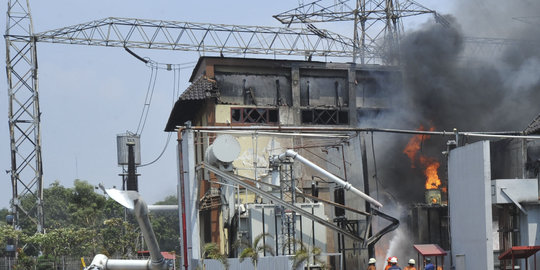 Gardu PLN di Rawamangun terbakar