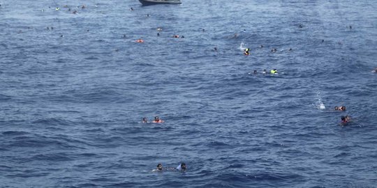 Perahu terbalik dihempas ombak, 2 nelayan di Aceh tewas