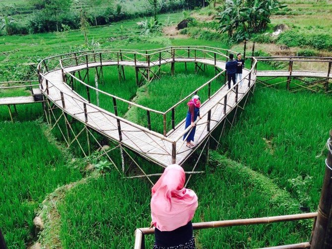Hasil gambar untuk Jembatan Cinta Pring Wulung di desa Panusupan