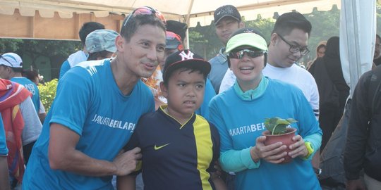 Usai senam sehat, Sandiaga Uno serahkan 100 tanaman di Kemayoran