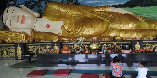 Perayaan Waisak di depan patung Buddha terbesar di Jawa Barat