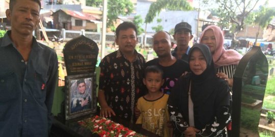 Jelang Ramadan, Fahmi terbang dari Medan buat ziarah ke makam Uje