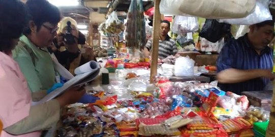 Pedagang nugget di Pasar Klender disidak