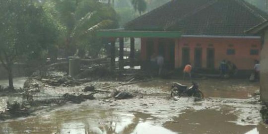 Banjir bandang di Subang, 4 warga tewas dan belasan rumah roboh