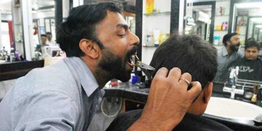 Ansar Ahmad pecahkan rekor dunia cukur rambut pakai mulut