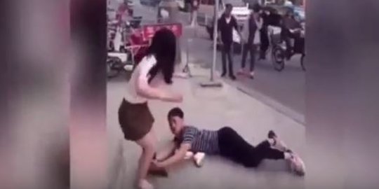 [Video] Tak terima cinta ditolak, pria ini pegangi kaki gadis pujaan