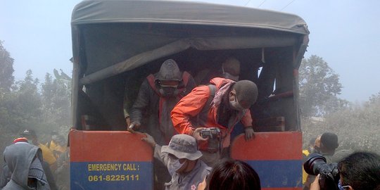 Mensos santuni korban awan panas Gunung Sinabung