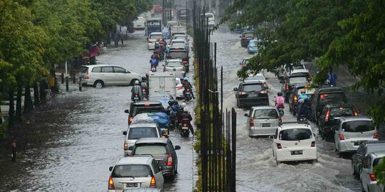 Jakarta diguyur hujan deras, genangan di mana-mana