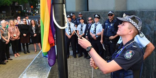 Polisi trans kibarkan bendera LGBTQ pertama di Queensland