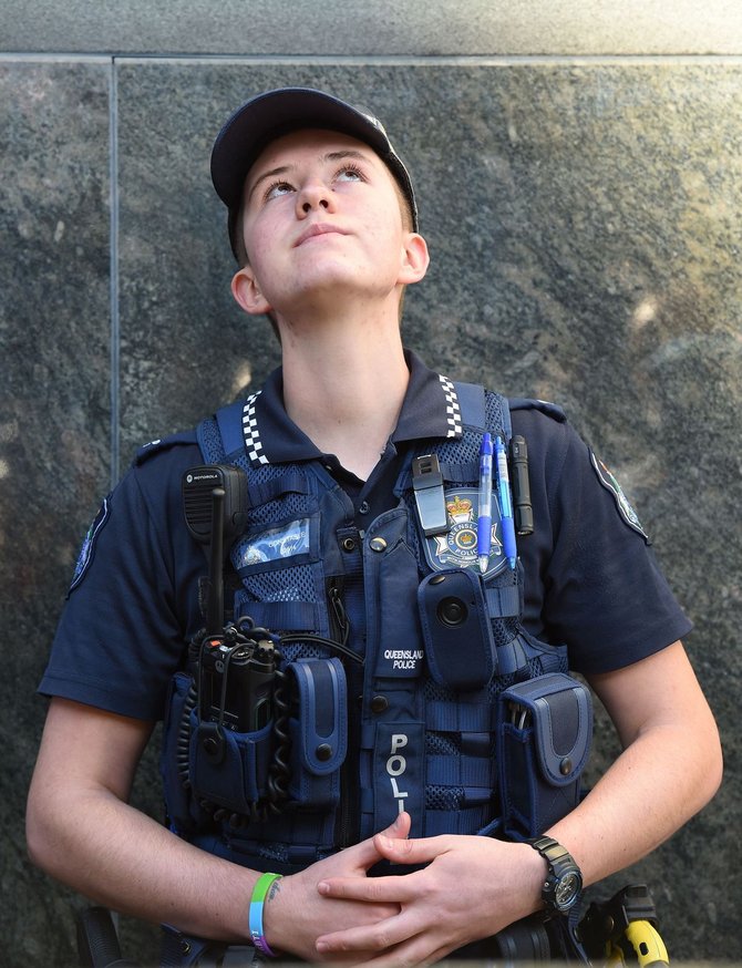 constable mairead devlin kibarkan bendera lgbtq di mabes kepolisian queensland