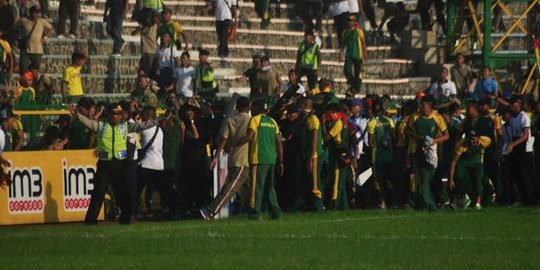 2 Versi penyebab rusuh suporter PS TNI dengan Ultras Gresik