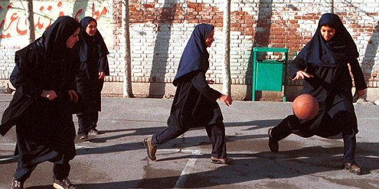 Takut polisi syariah, wanita Iran berambut pendek 