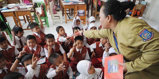 Keceriaan murid SD di Banten terima buku bantuan
