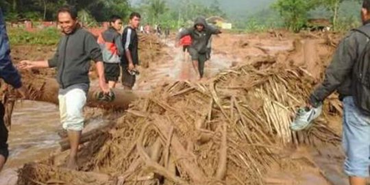 Pasca banjir bandang di Subang, warga mulai kembali ke rumah