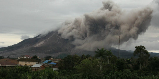 Sinabung kembali erupsi, awan panas mengarah ke selatan dan tenggara