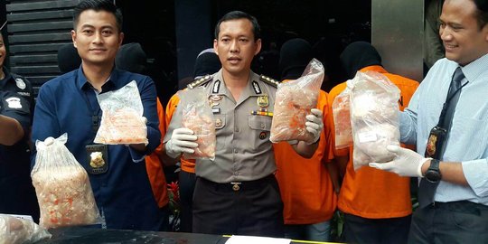 Polisi bongkar sindikat pencurian dan penjualan ayam kedaluwarsa