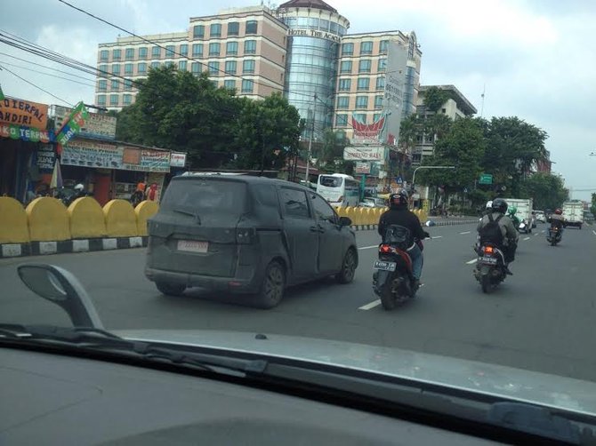 toyota sienta yang sedang tes jalan di salemba