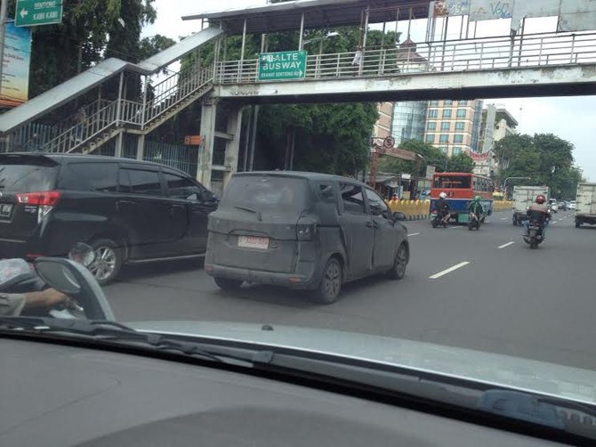 toyota sienta yang sedang tes jalan di salemba