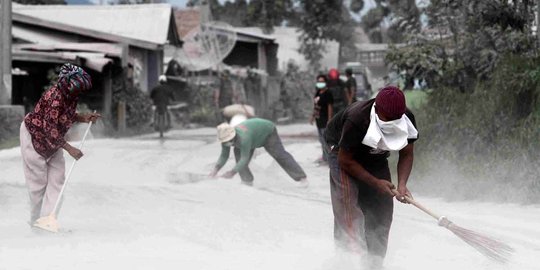 Di tengah erupsi Sinabung, warga Karo tetap beraktivitas